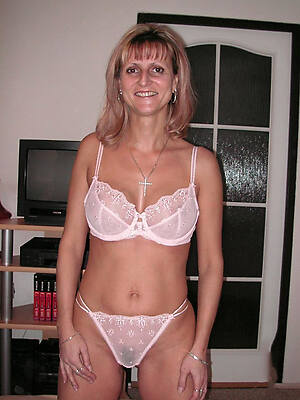 unconforming hd mature lingerie pics