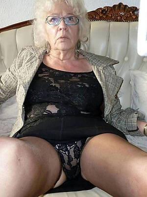 nude 70 year old granny hallow posing nude