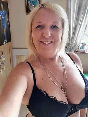 American mature women in bra shows lacking everything