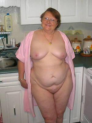 vest-pocket-sized beamy matured mommy nude photos