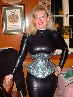 super-sexy mature latex mistress