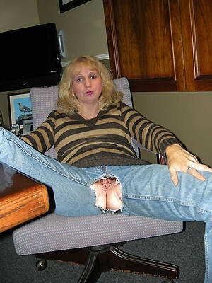 milf in jeans displaying the brush pussy